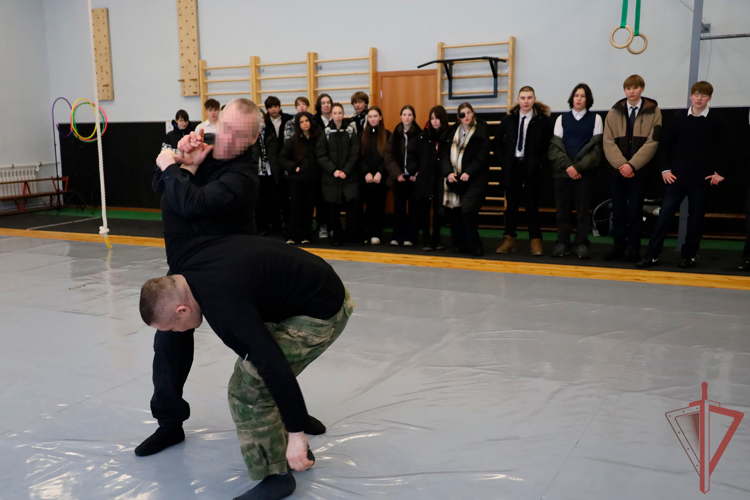 Бойцы ОМОН «Ак Барс» Росгвардии провели день открытых дверей для казанских школьников