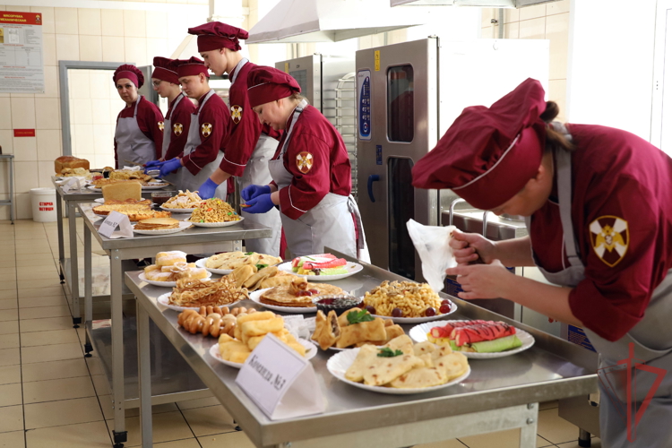 В Казанском специальном моторизованном полку Росгвардии состоялся конкурс профессионального мастерства среди военных поваров