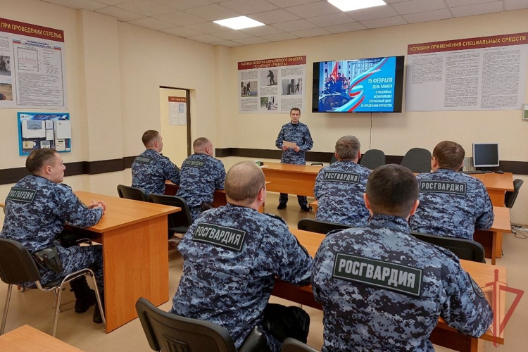 В Нижнекамске сотрудники вневедомственной охраны Росгвардии почтили память воинов - интернационалистов