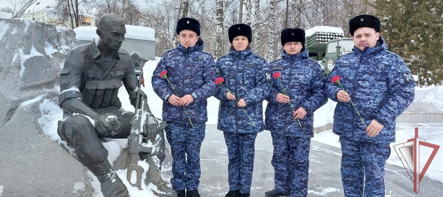 В Нижнекамске сотрудники вневедомственной охраны Росгвардии почтили память воинов - интернационалистов