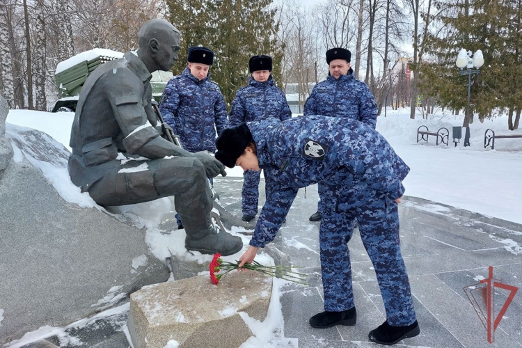 В Нижнекамске сотрудники вневедомственной охраны Росгвардии почтили память воинов - интернационалистов