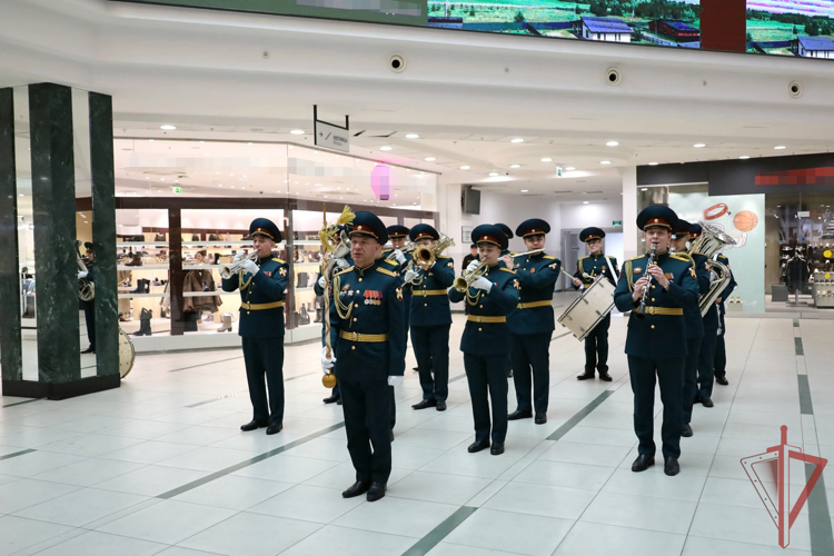 В день защитника Отечества военный оркестр Росгвардии устроил музыкальный сюрприз посетителям торгового центра в Казани