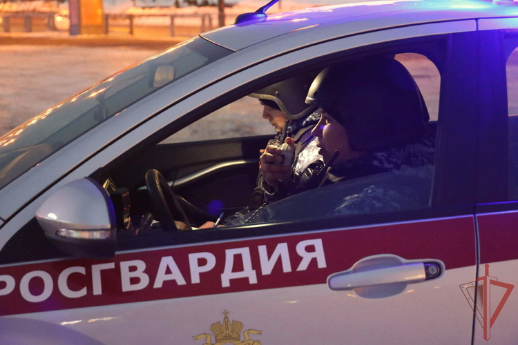 В Казани росгвардейцы и полицейские «по горячим следам» задержали подозреваемого в краже из сетевого гипермаркета