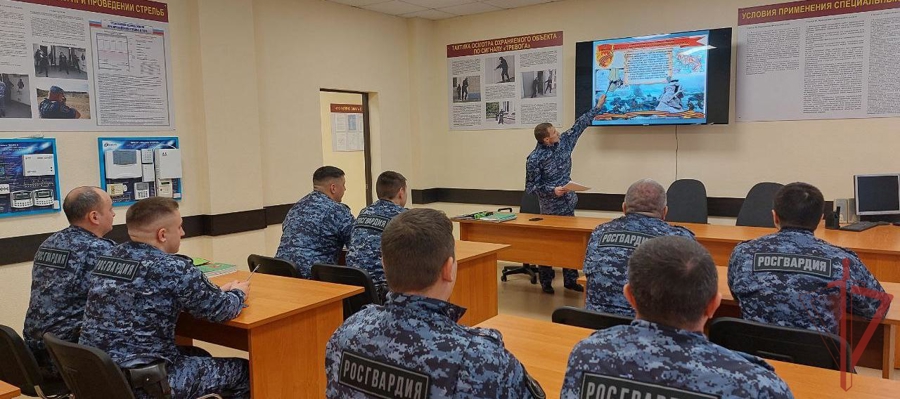 Сотрудники Росгвардии в Нижнекамске почтили память героев Сталинградской битвы
