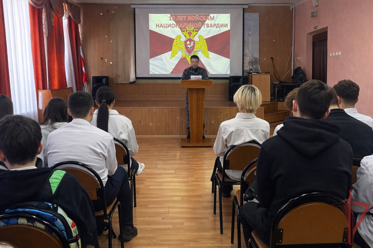Офицер казанского полка Росгвардии провел урок мужества для школьников из подшефной школы