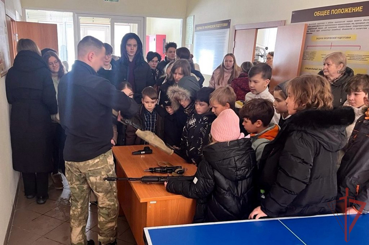 В казанском ОМОН «Ак Барс» рассказали школьникам о службе в спецподразделении 
