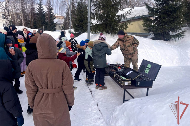 В казанском ОМОН «Ак Барс» рассказали школьникам о службе в спецподразделении 