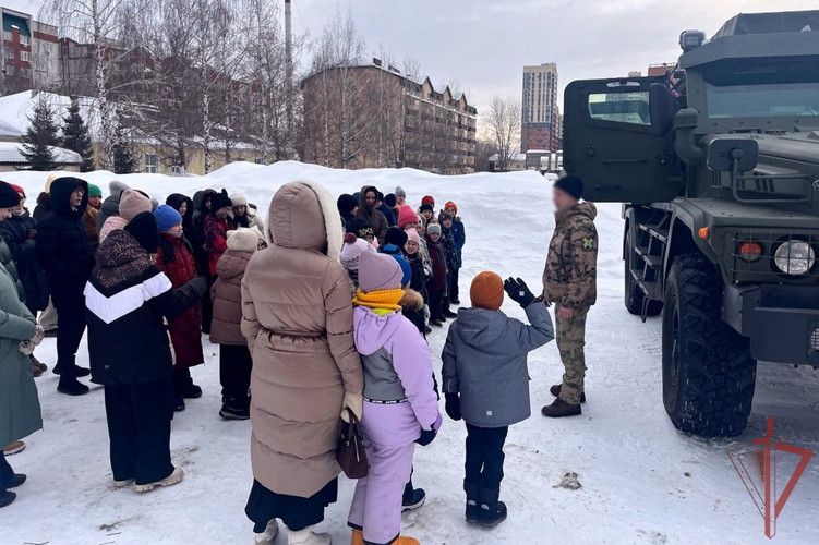 В казанском ОМОН «Ак Барс» рассказали школьникам о службе в спецподразделении 