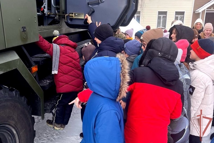 В казанском ОМОН «Ак Барс» рассказали школьникам о службе в спецподразделении 