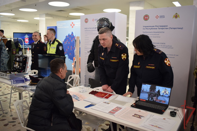 В Казани представители Росгвардии приняли участие в ярмарке вакансий для участников военной спецоперации