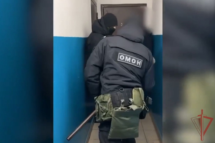 При содействии спецназа Росгвардии задержаны трое подозреваемых в незаконных операциях с банковскими картами в Татарстане