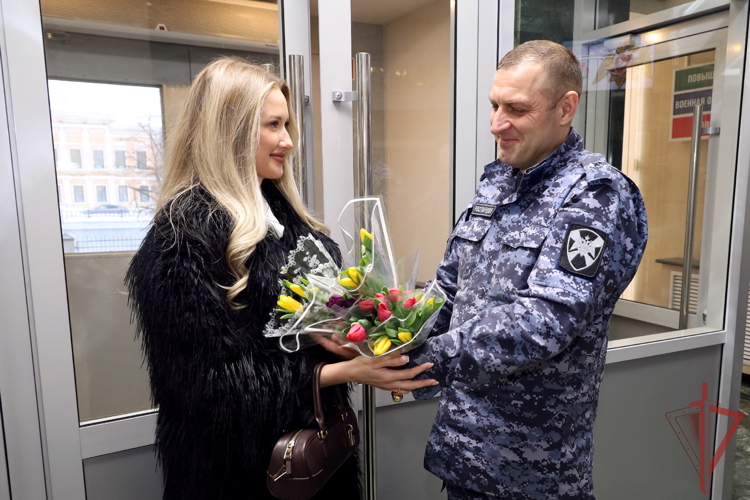 В Управлении Росгвардии по Татарстану женщин поздравили с праздником весны