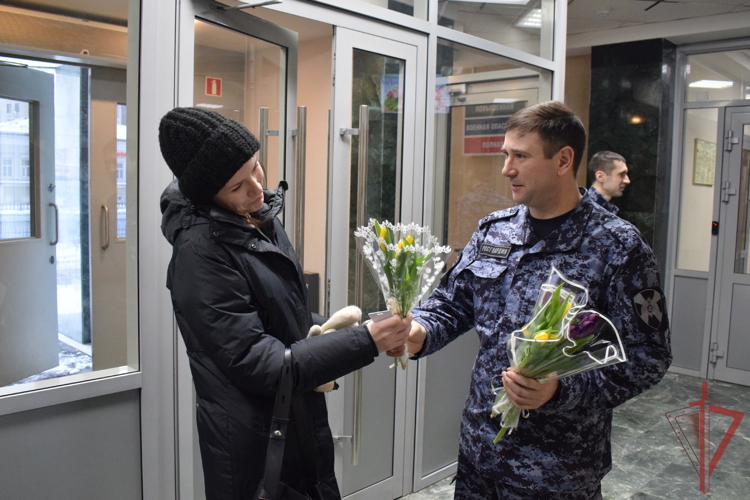 В Управлении Росгвардии по Татарстану женщин поздравили с праздником весны