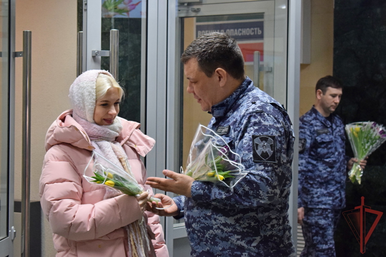 В Управлении Росгвардии по Татарстану женщин поздравили с праздником весны