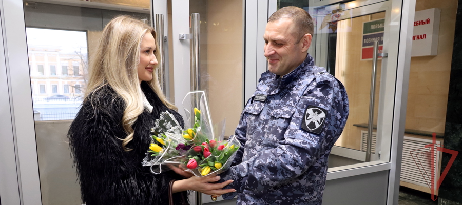 В Управлении Росгвардии по Татарстану женщин поздравили с праздником весны