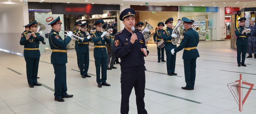 Росгвардия в честь двойного юбилея подарила жителям Казани музыкальный флешмоб 