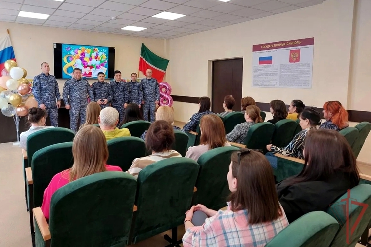 В Нижнекамске сотрудники вневедомственной охраны Росгвардии поздравили женщин-коллег с Международным женским днем 