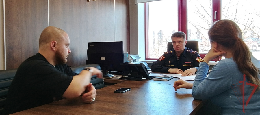 В преддверии двойного юбилея ведомтсва заместитель начальника Управления Росгвардии по Татарстану встретился с представителями СМИ