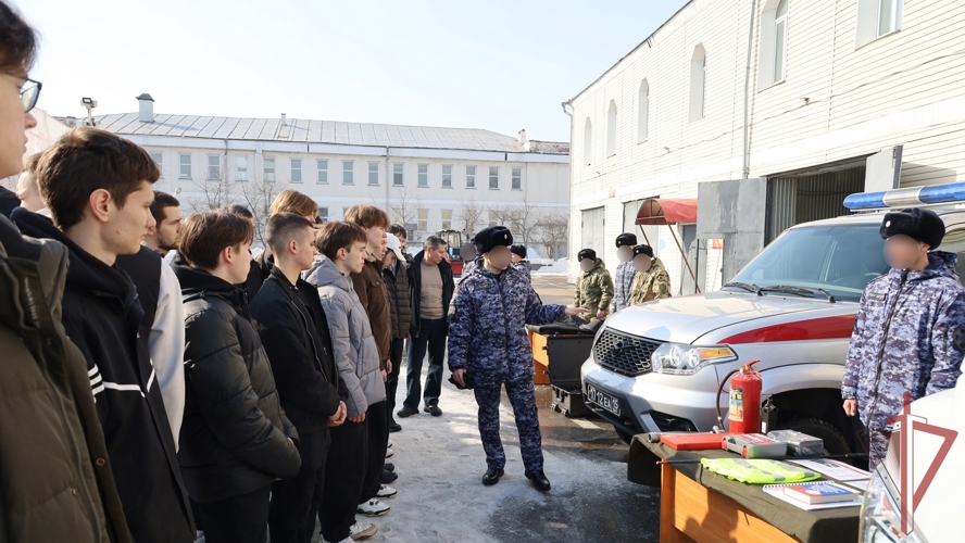 В казанском полку Росгвардии в канун 10-летия ведомства будущим призывникам рассказали о военной службе
