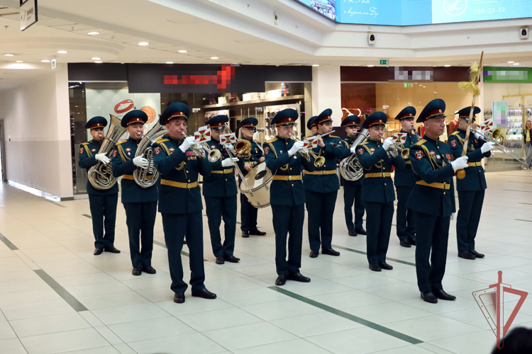 Росгвардия в честь двойного юбилея подарила жителям Казани музыкальный флешмоб 
