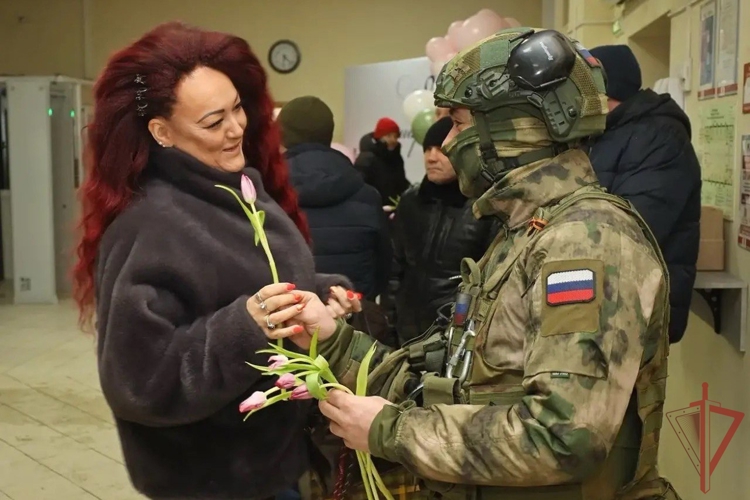 Военнослужащие казанского батальона Росгвардии поздравили женщин с наступающим весенним праздником