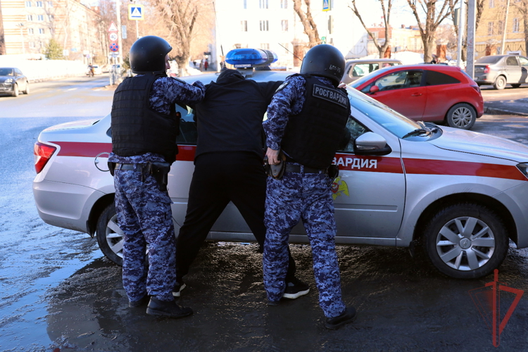 В Казани наряд вневедомственной охраны Росгвардии совместно с сотрудниками МВД задержал подозреваемого в грабеже смартфона из салона связи 