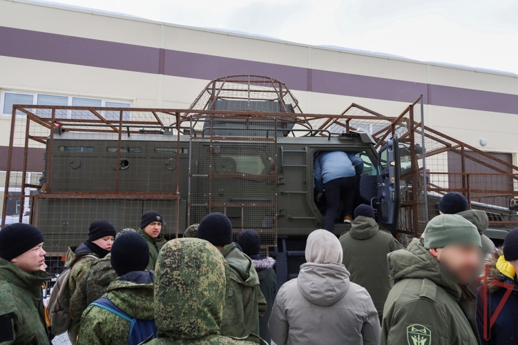 Казанские школьники побывали в гостях у сотрудников СОБР «Тимер батыр»