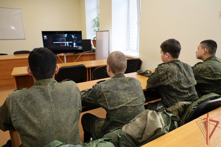 Казанские школьники побывали в гостях у сотрудников СОБР «Тимер батыр»