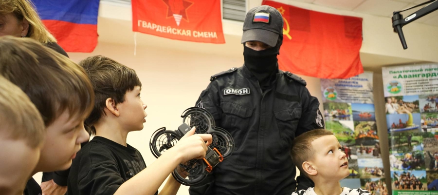 Сотрудники ОМОН «Ак Барс» Управления Росгвардии по Республике Татарстан встретились с воспитанниками «Гвардейской смены»