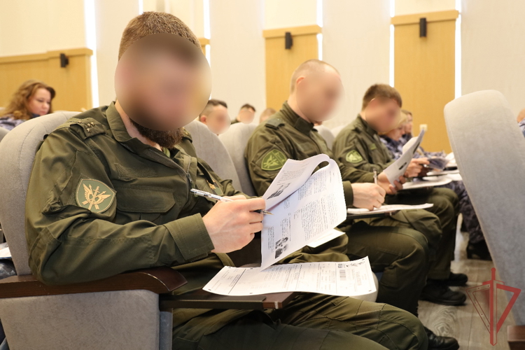 В Казани военнослужащие и сотрудники Росгвардии написали «Диктант Победы»