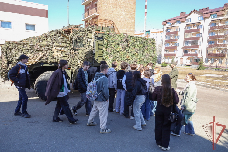 Казанские школьники побывали в гостях у сотрудников спецподразделений территориального Управления Росгвардии