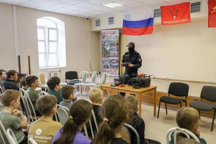 Сотрудники ОМОН «Ак Барс» Управления Росгвардии по Республике Татарстан встретились с воспитанниками «Гвардейской смены»