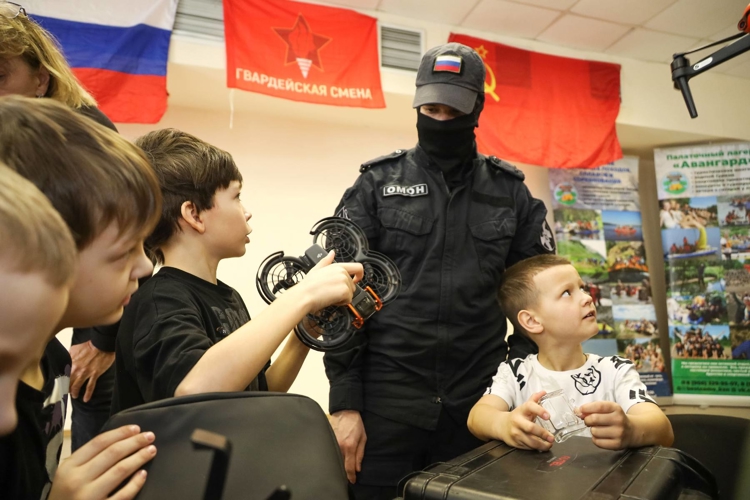 Сотрудники ОМОН «Ак Барс» Управления Росгвардии по Республике Татарстан встретились с воспитанниками «Гвардейской смены»