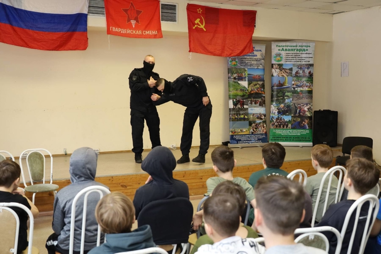 Сотрудники ОМОН «Ак Барс» Управления Росгвардии по Республике Татарстан встретились с воспитанниками «Гвардейской смены»