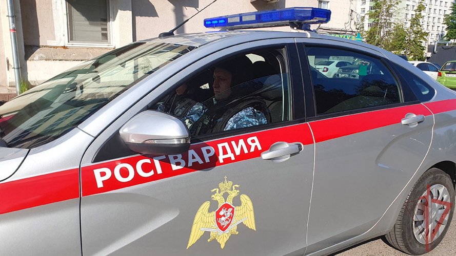Сотрудники Росгвардии в Казани по горячим следам задержали подозреваемого в грабеже из супермаркета