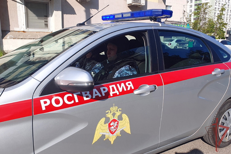 Сотрудники Росгвардии в Казани по горячим следам задержали подозреваемого в грабеже из супермаркета