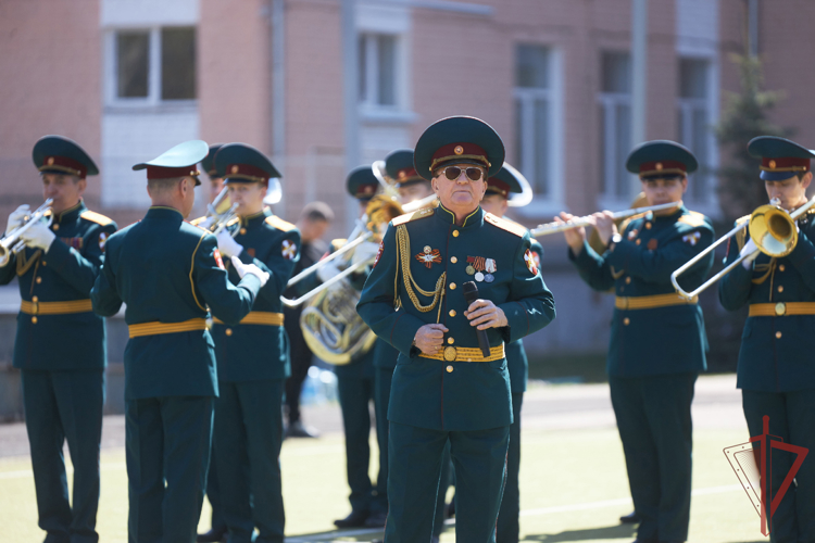 Военнослужащие казанского полка Росгвардии приняли участие в школьном мероприятии ко Дню Победы