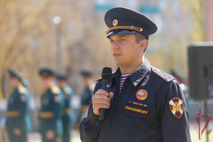 Военнослужащие казанского полка Росгвардии приняли участие в школьном мероприятии ко Дню Победы