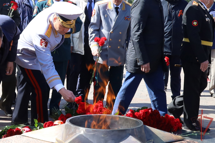 Начальник Управления Росгвардии по Республике Татарстан возложил цветы к Вечному огню в День Победы
