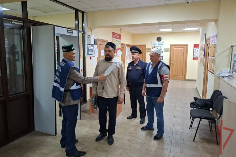 В Татарстане сотрудники Росгвардии выполнили задачу по участию в охране общественного порядка во время празднования Курбан-байрама