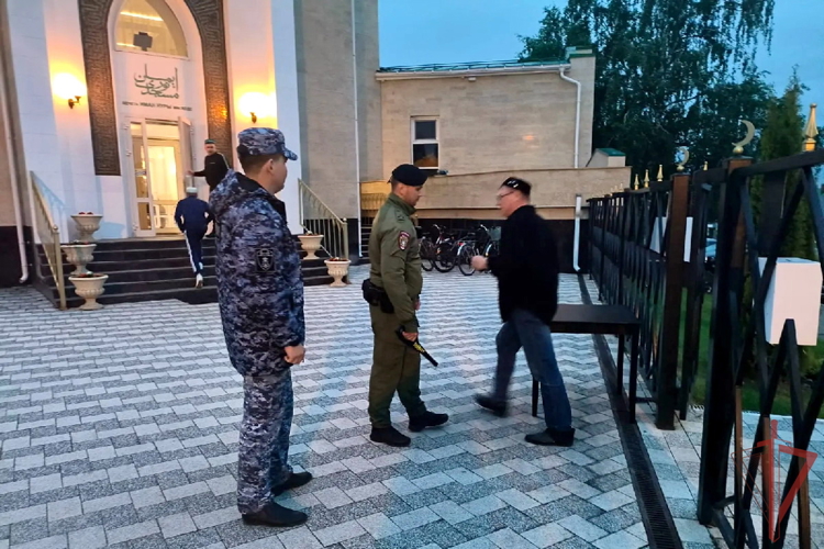 В Татарстане сотрудники Росгвардии выполнили задачу по участию в охране общественного порядка во время празднования Курбан-байрама