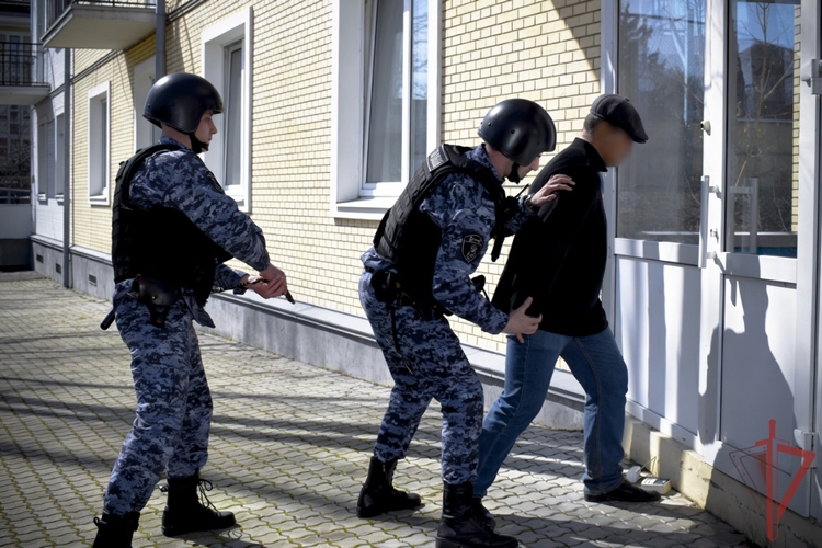 В Казани росгвардейцы совместно с сотрудниками полиции задержали подозреваемого в убийстве 