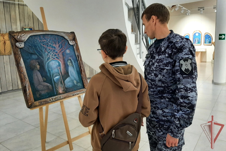В Нижнекамске сотрудники Росгвардии организовали для своих детей экскурсию в музей народного художника Татарстана Ахсана Фатхутдинова 