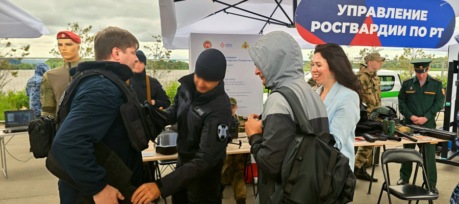 В Казани представители Росгвардии развернули экспозицию на ярмарке трудоустройства