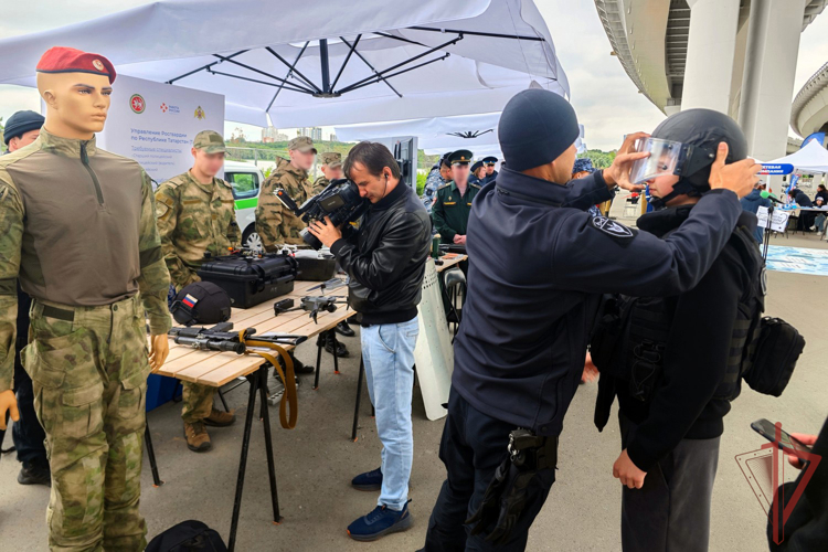 В Казани представители Росгвардии развернули экспозицию на ярмарке трудоустройства
