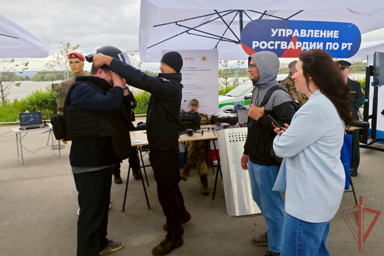 В Казани представители Росгвардии развернули экспозицию на ярмарке трудоустройства