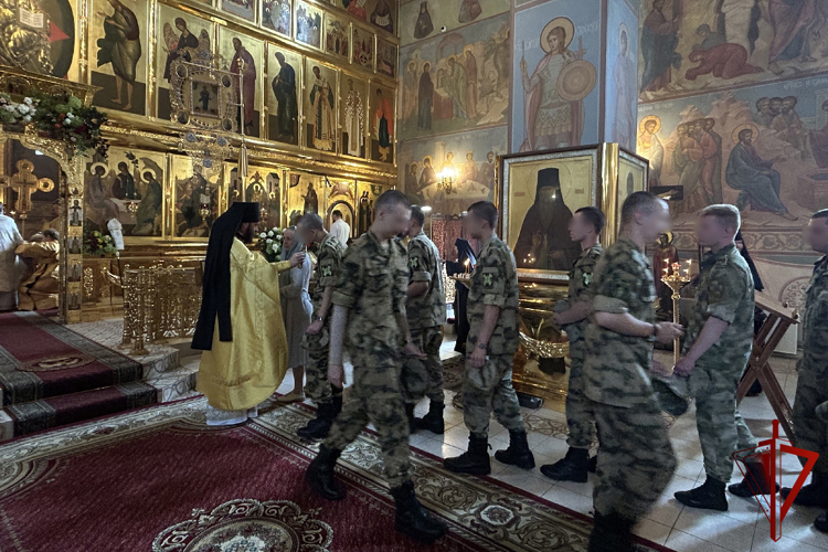 В День крещения Руси военнослужащие Росгвардии посетили праздничное богослужение
