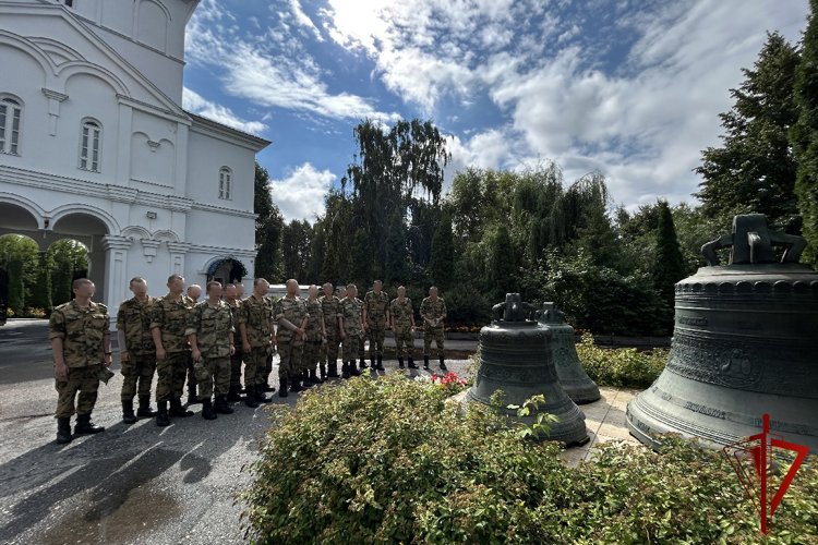 В День крещения Руси военнослужащие Росгвардии посетили праздничное богослужение