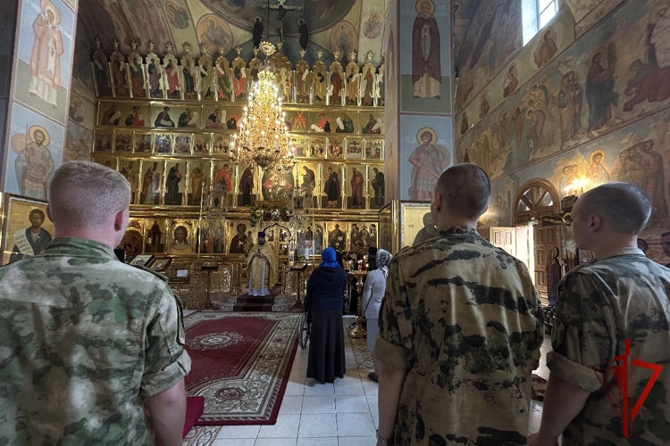 В День крещения Руси военнослужащие Росгвардии посетили праздничное богослужение В День крещения Руси военнослужащие Росгвардии посетили праздничное богослужение