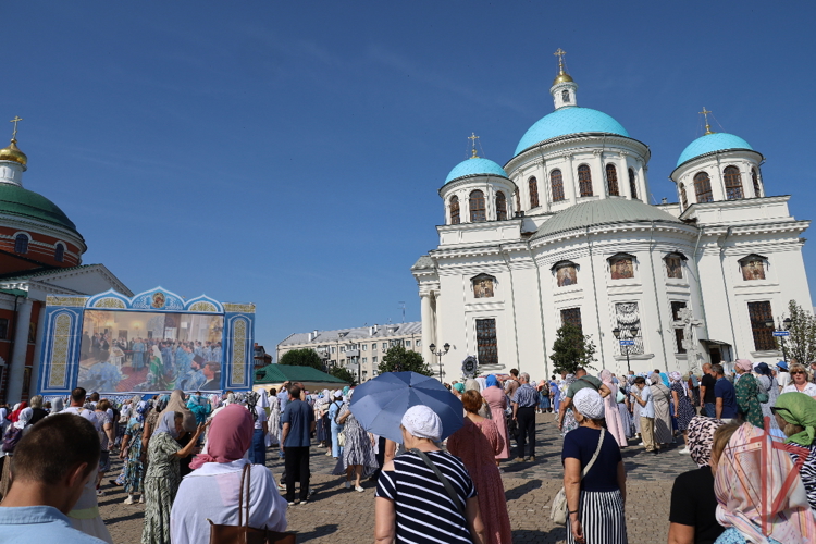 В Казани Росгвардия приняла участие в обеспечении безопасности крестного хода и освящения храма 